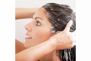 Lady-washing-her-hair-using-shampoo